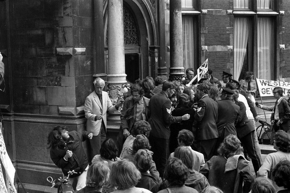 Utrechtse studenten proberen inschrijven studenten aan Universiteit te verhinder, Bestanddeelnr 925-8234