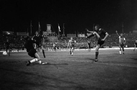 Utrecht tegen Feyenoord 0-4, Van Maurik schiet naast, Bestanddeelnr 926-6706
