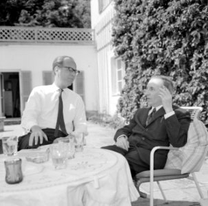 V.l.n.r. Hermann Kreisselmeier en Walter Mehring zittend op een terras, Bestanddeelnr 254-5044