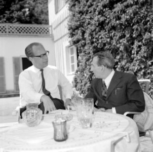 V.l.n.r. Hermann Kreisselmeier en Walter Mehring zittend op een terras, Bestanddeelnr 254-5038