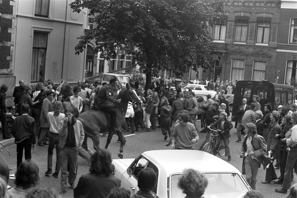 Utrechtse studenten proberen inschrijven studenten aan Universiteit te verhinder, Bestanddeelnr 925-8236