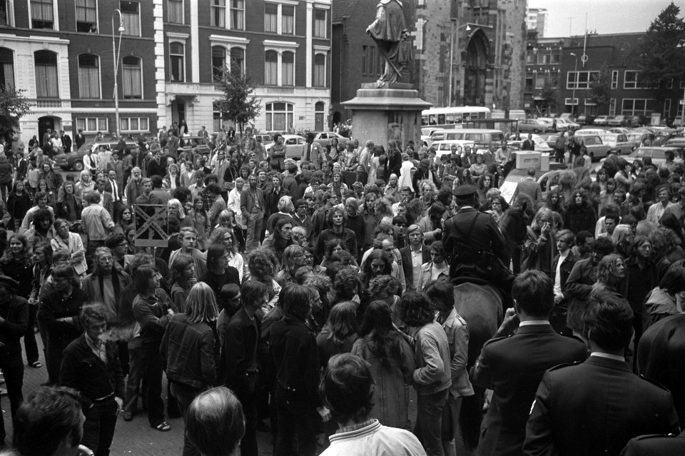 Utrechtse studenten proberen inschrijven studenten aan Universiteit te verhinder, Bestanddeelnr 925-8233