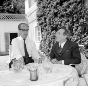 V.l.n.r. Hermann Kreisselmeier en Walter Mehring zittend op een terras, Bestanddeelnr 254-5039