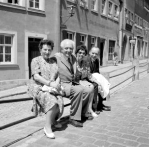 V.l.n.r. Hilde Eschen, Heinz Frese en de heer en mevrouw Echters op een hek aan , Bestanddeelnr 254-4599