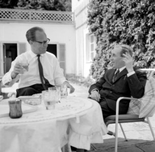 V.l.n.r. Hermann Kreisselmeier en Walter Mehring zittend op een terras, Bestanddeelnr 254-5043