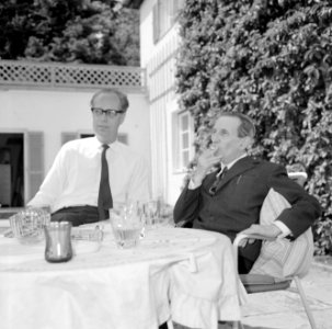 V.l.n.r. Hermann Kreisselmeier en Walter Mehring zittend op een terras, Bestanddeelnr 254-5040