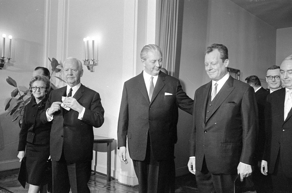V.l.n.r. Heinrich Lübke, Kurt Georg Kiesinger en Willy Brandt, Bestanddeelnr 919-8421