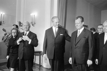 V.l.n.r. Heinrich Lübke, Kurt Georg Kiesinger en Willy Brandt, Bestanddeelnr 919-8421
