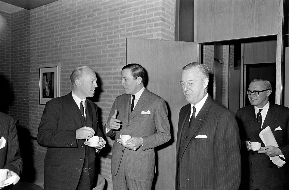 V.l.n.r. ir. F.N. van der Linde, prins Claus en jhr. mr. A. Feith (NSF), Bestanddeelnr 919-8343