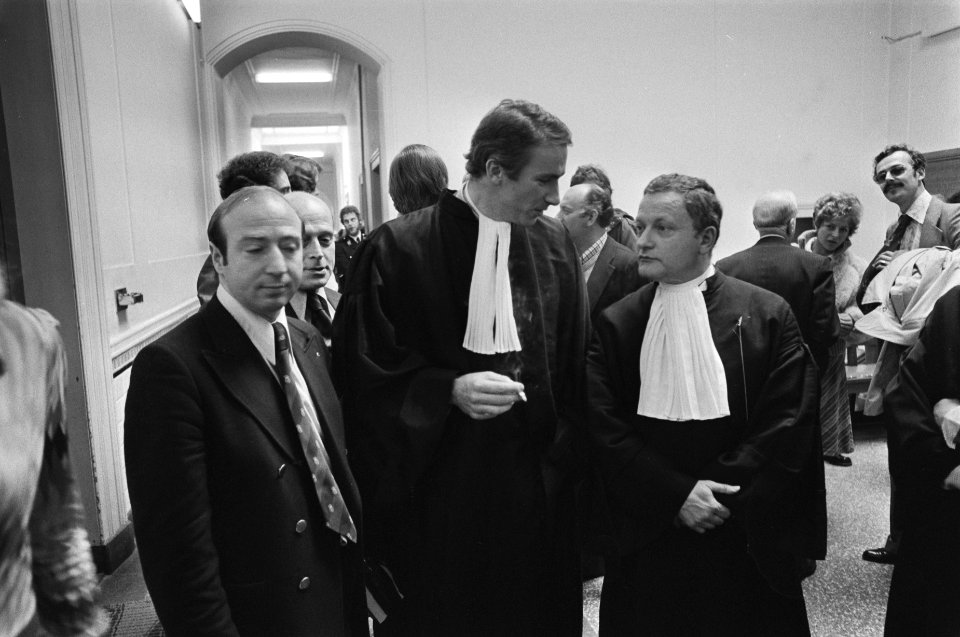 V.l.n.r. Hans Knoop, advocaat van Knoops' uitgeverij Becht, mr. Engels en Knoop, Bestanddeelnr 929-0759