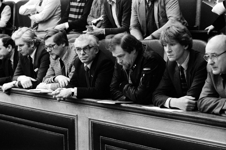 V.l.n.r. Heerma, Polak, Schaefer en Wolffensperger op de publieke tribune, Bestanddeelnr 932-4317