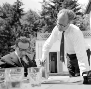V.l.n.r. Hermann Kreisselmeier en Walter Mehring zittend op een terras, Bestanddeelnr 254-5047