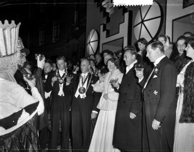 USC-lustrumspel. Met koningin Juliana , Prins Bernhard en Prinses Beatrix, Bestanddeelnr 907-8743