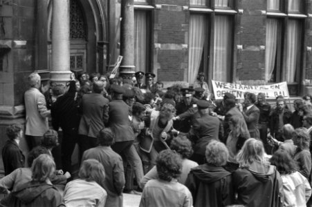 Utrechtse studenten proberen inschrijven studenten aan Universiteit te verhinder, Bestanddeelnr 925-8231