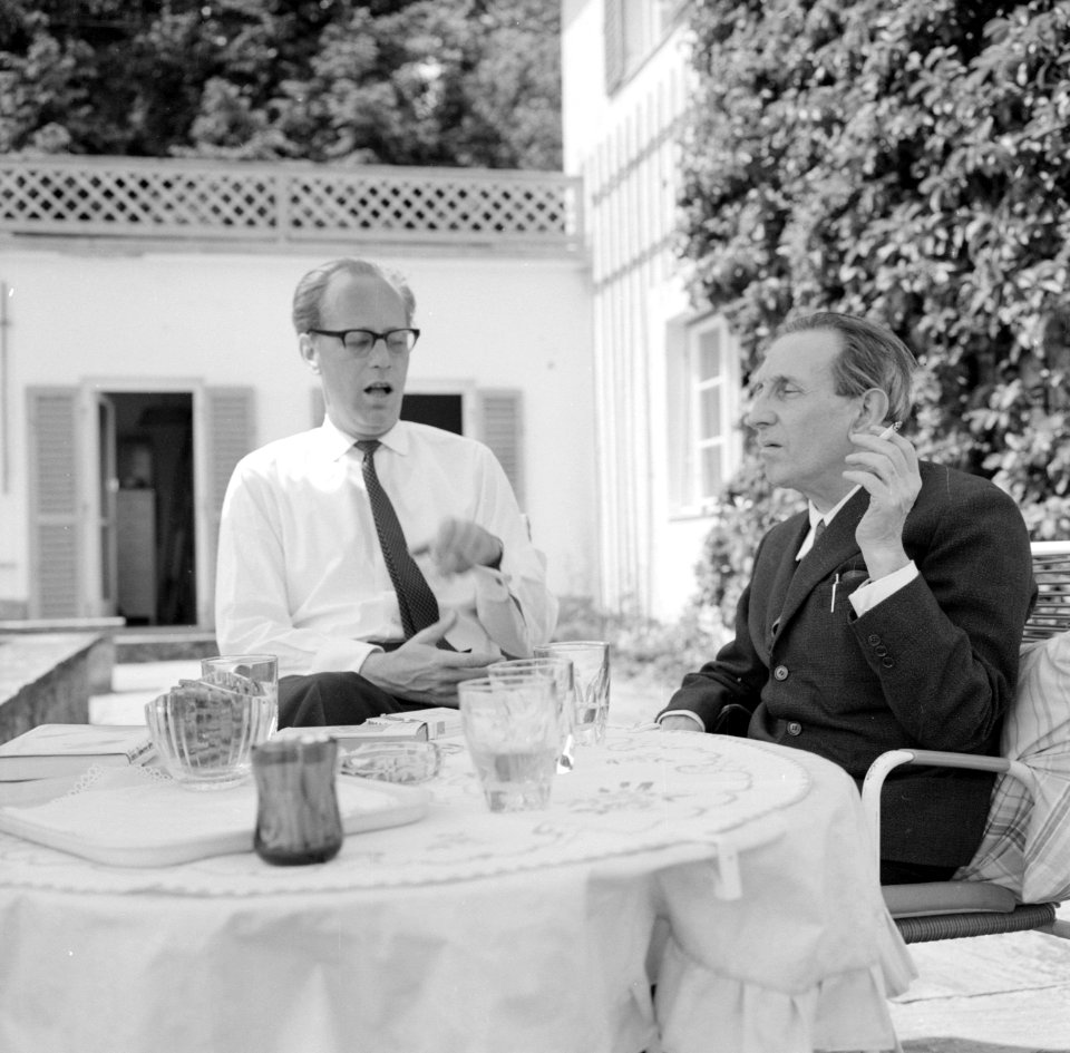 V.l.n.r. Hermann Kreisselmeier en Walter Mehring zittend op een terras, Bestanddeelnr 254-5041
