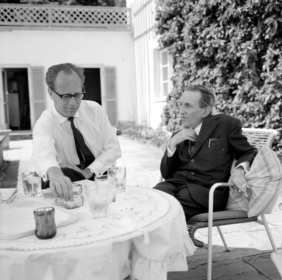V.l.n.r. Hermann Kreisselmeier en Walter Mehring zittend op een terras, Bestanddeelnr 254-5045