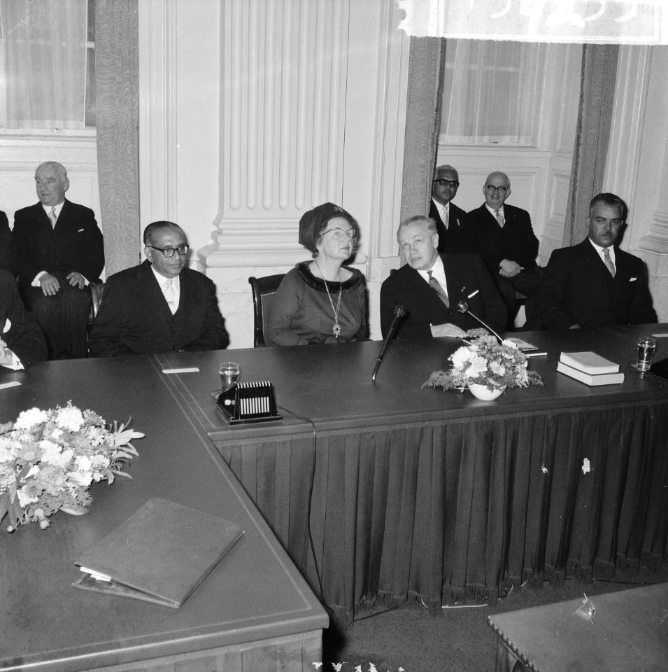 V.l.n.r. Jan Bommer, koningin Juliana en Frans-Joseph van Thiel, Bestanddeelnr 915-9255