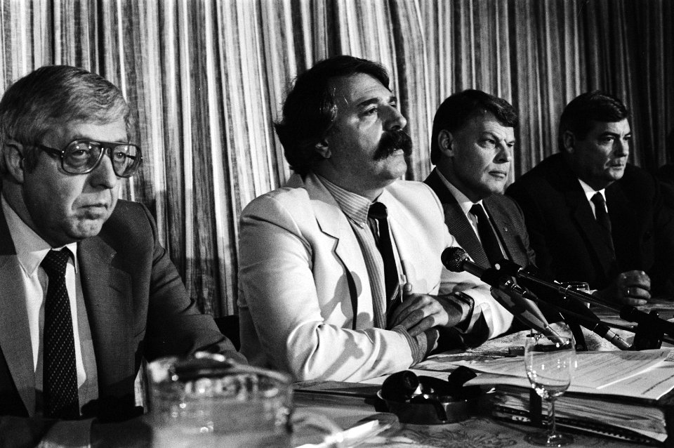V.l.n.r. Jacques Hogewoning (secretaris), André van der Louw (voorzitter), Henk , Bestanddeelnr 932-5994