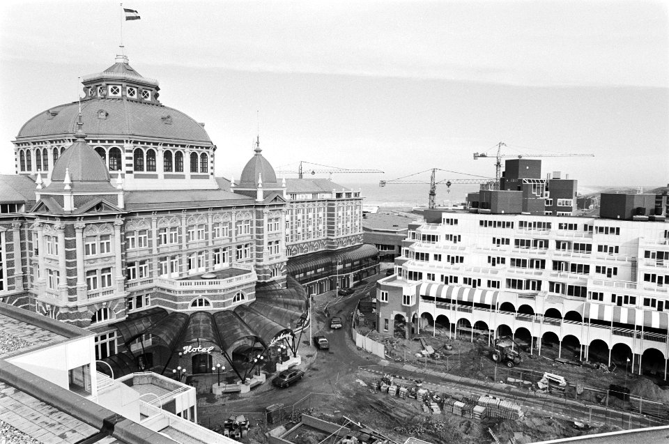 V.l.n.r. het Kurhaus in Scheveningen en een appartementencomplex, Bestanddeelnr 931-3035