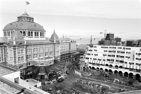 V.l.n.r. het Kurhaus in Scheveningen en een appartementencomplex, Bestanddeelnr 931-3035