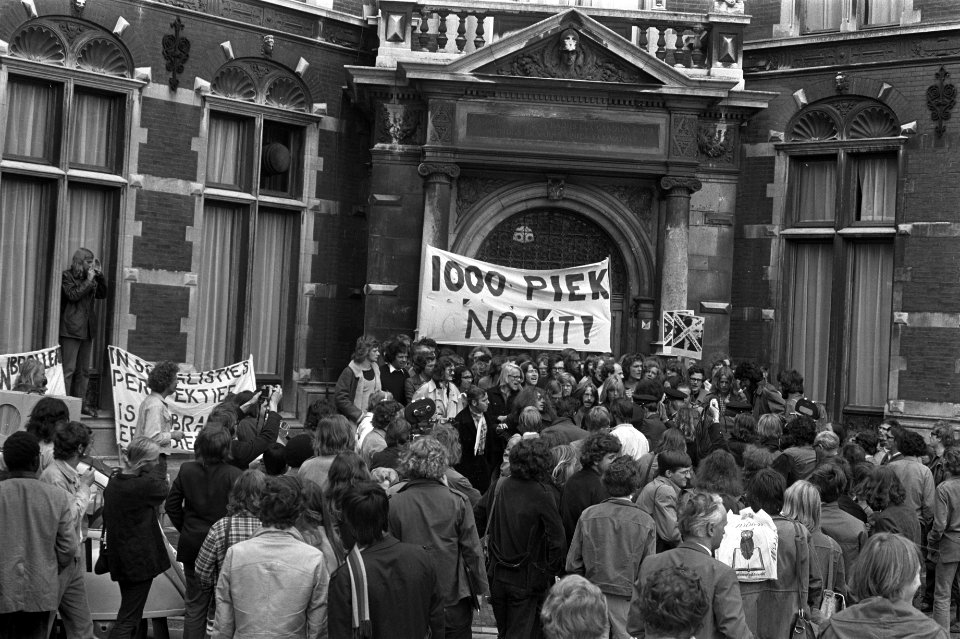 Utrechtse studenten proberen inschrijven studenten aan Universiteit te verhinder, Bestanddeelnr 925-8232