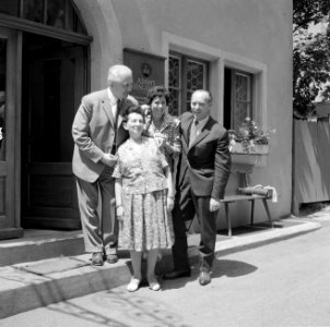 V.l.n.r. Heinz Frese, Hilde Eschen en de heer en mevrouw Echters voor Adam's Wei, Bestanddeelnr 254-4601