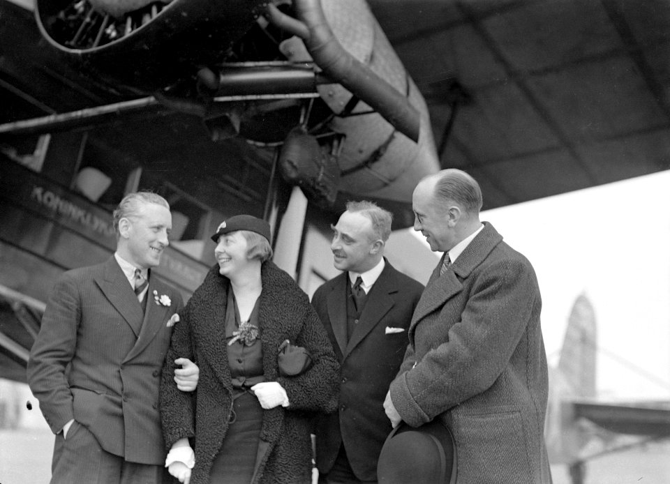 V.l.n.r. Harry Laponder, Thea Rasche en twee onbekende mannen bij de Fokker F.IX, Bestanddeelnr 189-1362