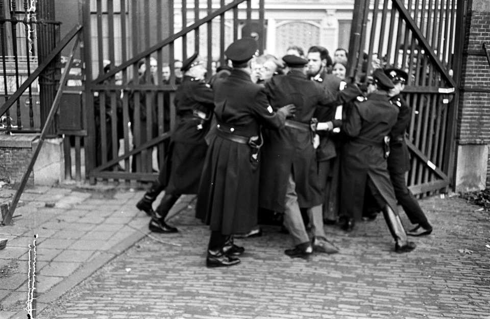 Utrechtse studenten voor rechter, drie van de vier. Rijkspolitie en wachten hadd, Bestanddeelnr 921-1598