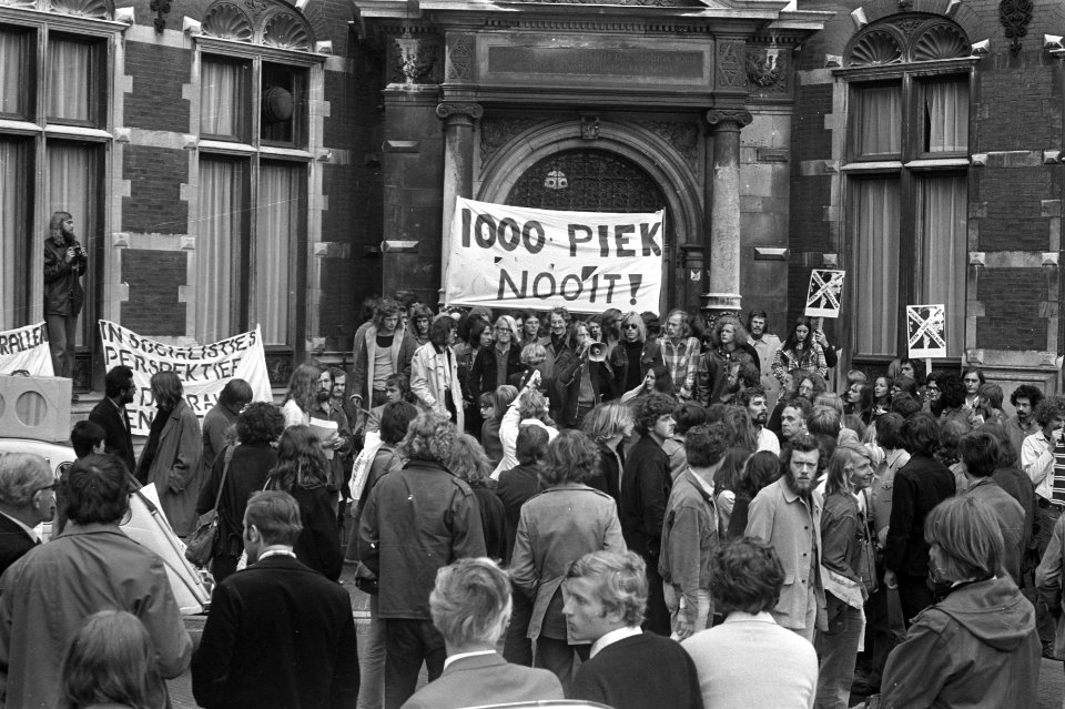 Utrechtse studenten proberen inschrijven studenten aan Universiteit te verhinder, Bestanddeelnr 925-8230