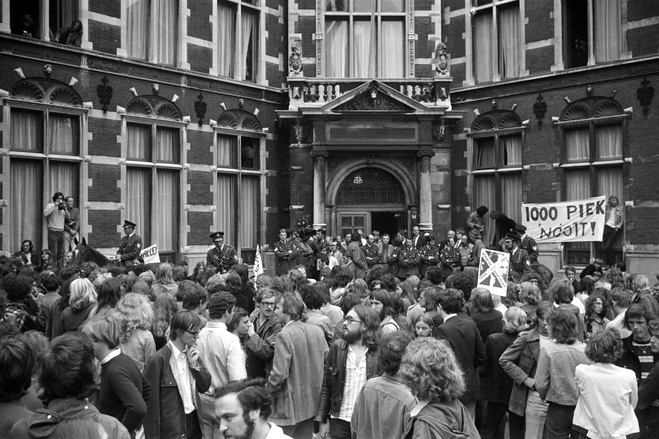 Utrechtse studenten proberen inschrijven studenten aan Universiteit te verhinder, Bestanddeelnr 925-8235