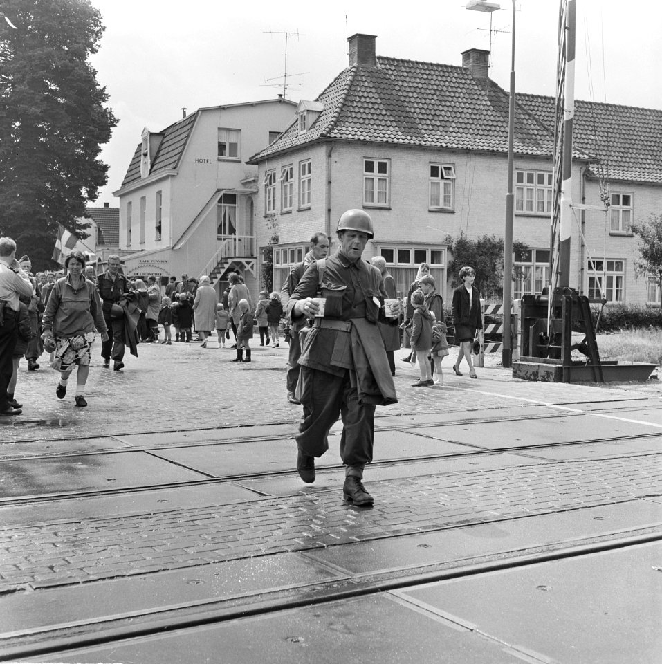 Vierdaagse te Nijmegen, derde dag, militair met in iedere hand een glaasje limon, Bestanddeelnr 918-0200