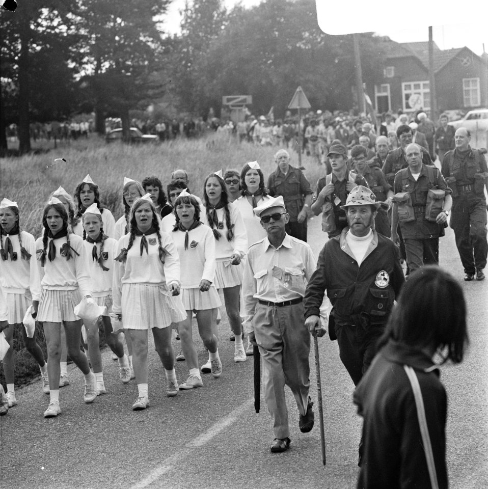 Vierdaagse van Nijmegen, tweede dag, meisjes met vlechten, Bestanddeelnr 926-5565