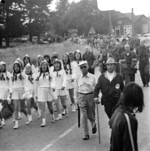Vierdaagse van Nijmegen, tweede dag, meisjes met vlechten, Bestanddeelnr 926-5565