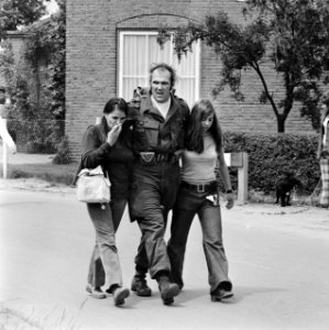 Vierdaagse van Nijmegen, tweede dag, soldaat ondersteunt twee meisjes, Bestanddeelnr 926-5564