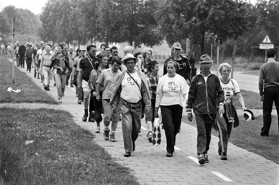 Vierdaagse van Apeldoorn van start gegaan beeld van de wandelaars vanmorgen in , Bestanddeelnr 931-5885
