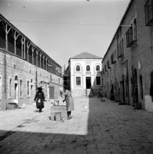 Vrouw bij een waterput in de wijk Mea Shearim het gebouw op de achtergrond is v, Bestanddeelnr 255-0402