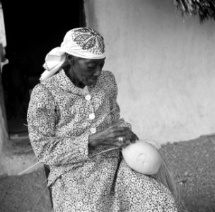 Vrouw bezig met het maken van een strooien hoed in het dorp Lagoen op Curaçao, Bestanddeelnr 252-7485