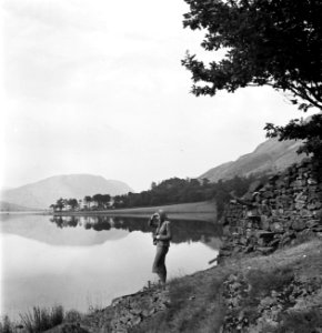 Vrouw bij een meer in het Lake District, Bestanddeelnr 254-2801