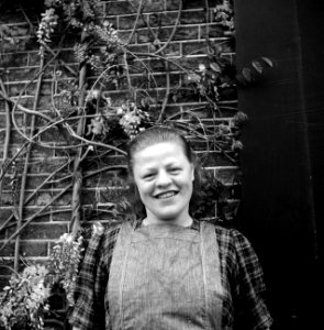 Vrouw bij een blauwe regen, Bestanddeelnr 252-1931