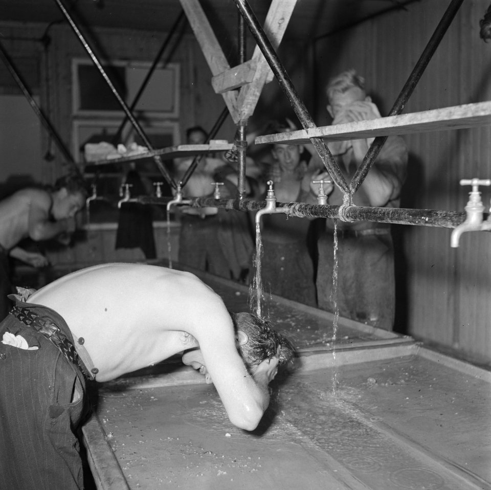 Vrijwilligers helpen de boeren in de Noordoostpolder, Bestanddeelnr 900-5652