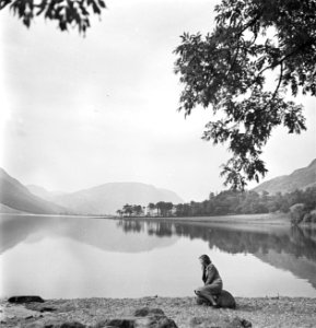 Vrouw bij een meer in het Lake District, Bestanddeelnr 254-2802