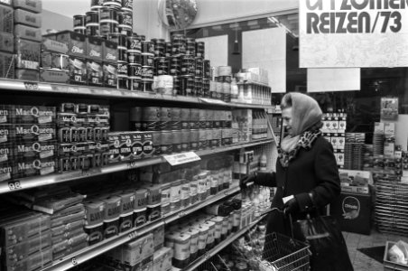 Vrouw bij pakken koffie in supermarkt, opdracht Volkskrant, Bestanddeelnr 926-0791