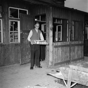 Vrijwilligers helpen de boeren in de Noordoostpolder, Bestanddeelnr 900-5654