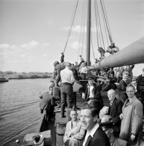 Vrijwilligers helpen de boeren in de Noordoostpolder, Bestanddeelnr 900-5628