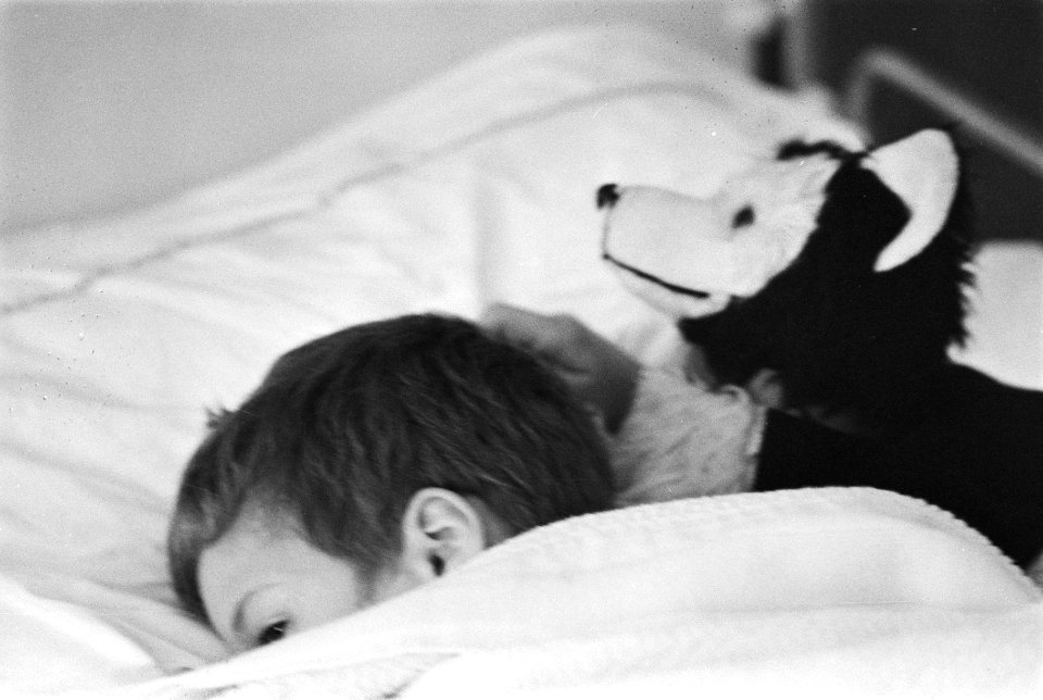 Vrijgelaten kinderen in ziekenhuis een van de kinderen met speelgoed, Bestanddeelnr 929-2012