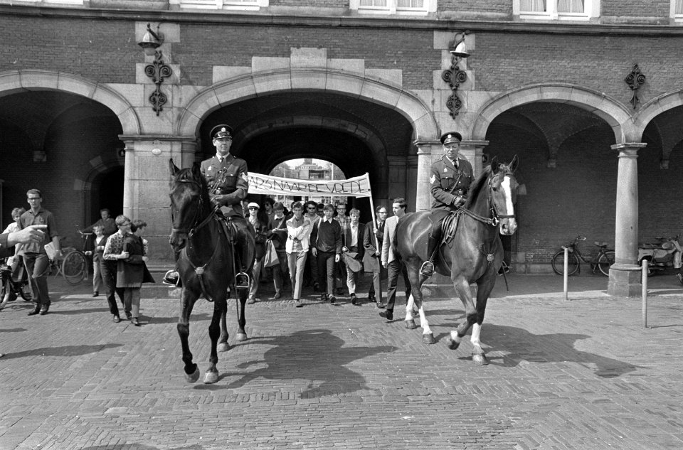 Vredesmars van Rotterdam naar Den Haag , op het Binnenhof, Bestanddeelnr 920-3251