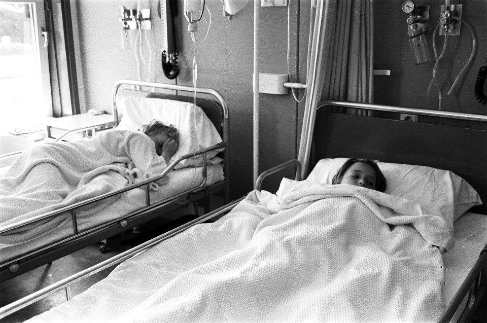 Vrijgelaten kinderen in ziekenhuis twee kinderen in bed, Bestanddeelnr 929-2011