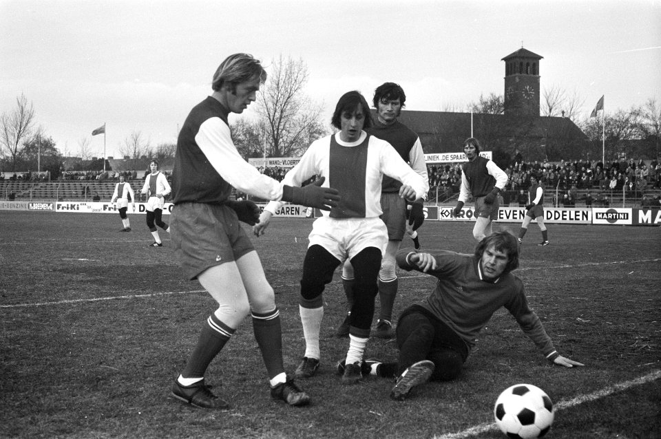 Vriendschappelijke wedstrijd Haarlem tegen Ajax, Cruijff (midden) in maillot in , Bestanddeelnr 925-3487