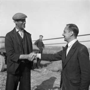 Vrijwilligers helpen de boeren in de Noordoostpolder, Bestanddeelnr 900-5638