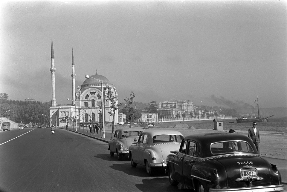 Vraagteken vlucht Lockheed Electra naar Istanbul Dolmabahçe Moskee, Bestanddeelnr 910-7823